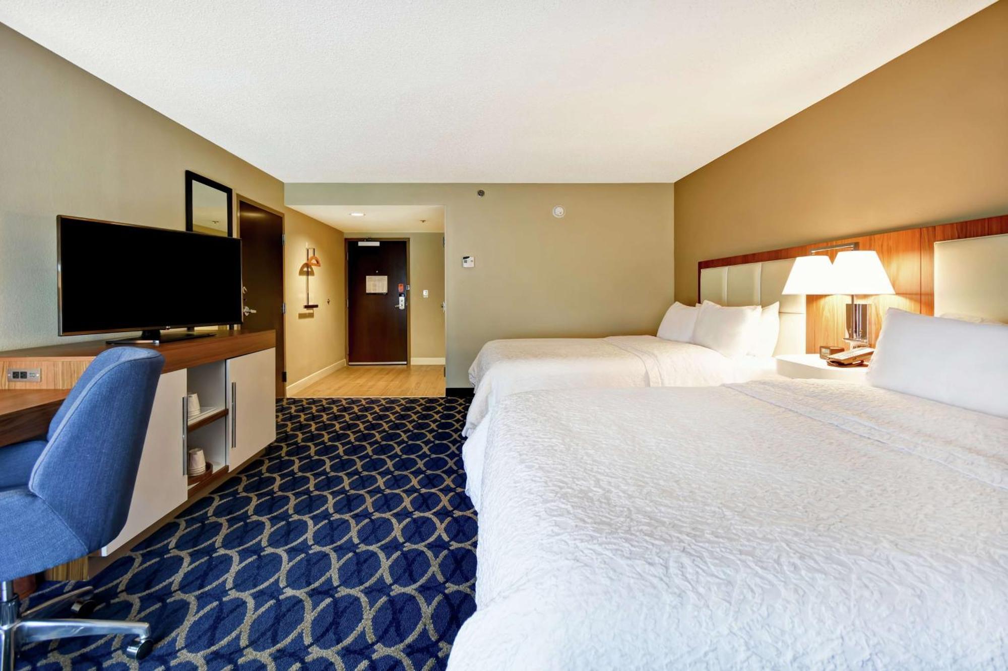 Hampton Inn Оберн Экстерьер фото